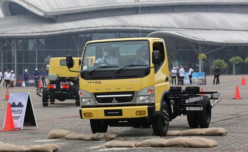 Kondensor AC truk yang bersih untuk kinerja optimal