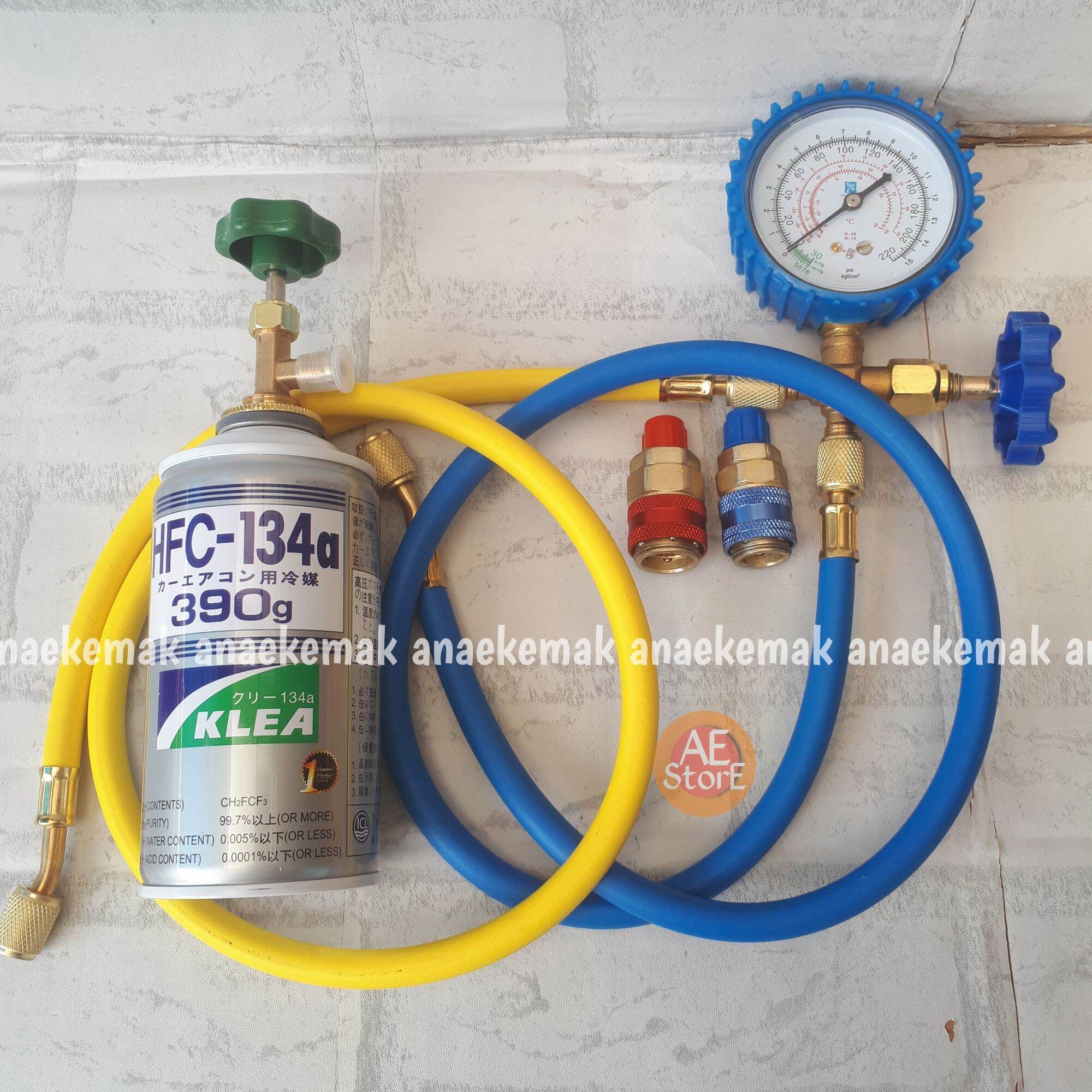 Teknisi memeriksa tekanan freon AC truk