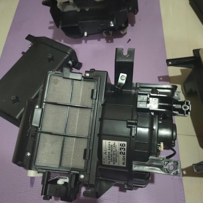 Pemasangan AC Double Blower Canter oleh Teknisi Berpengalaman